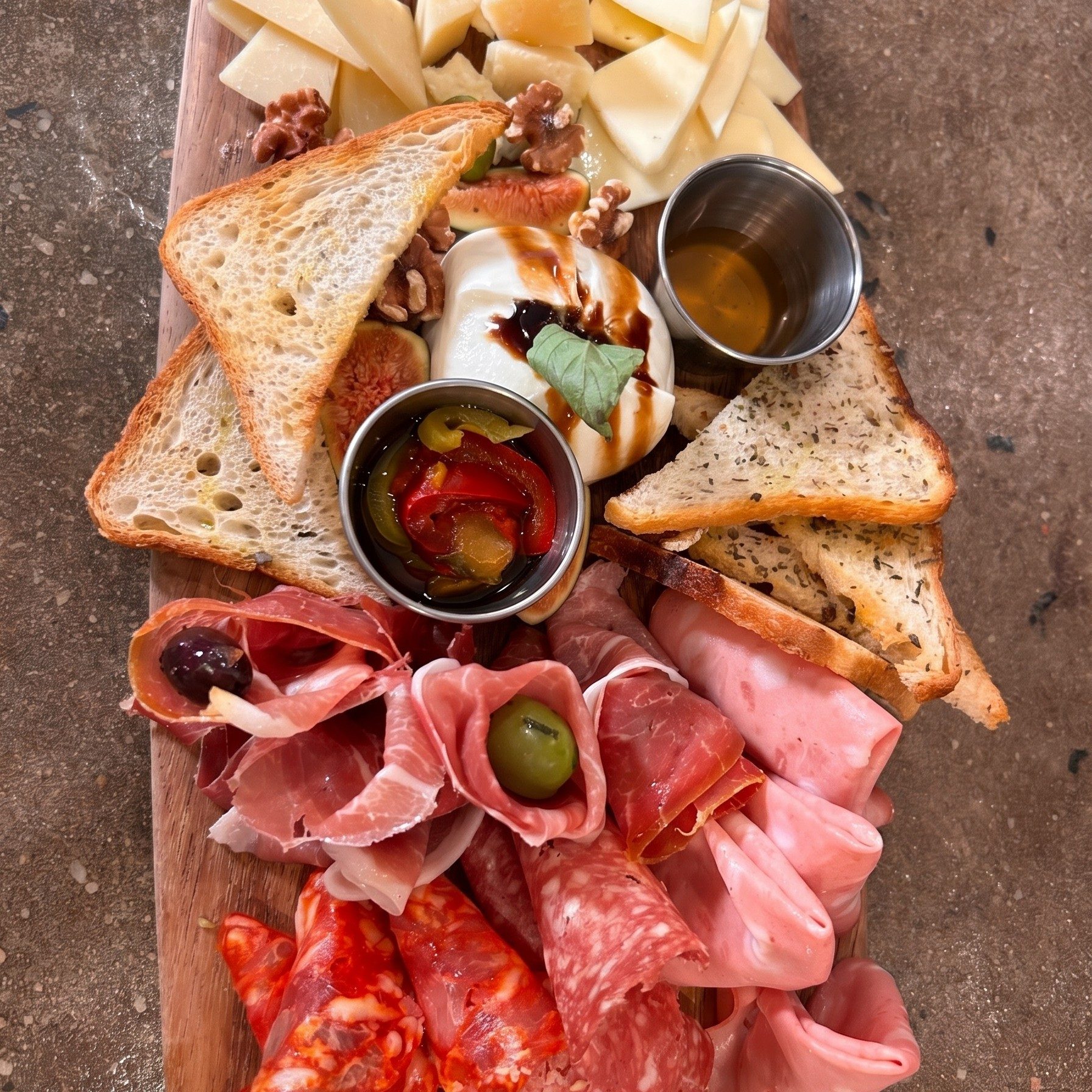 Tagliere Misto Di Salumi E Formaggi.