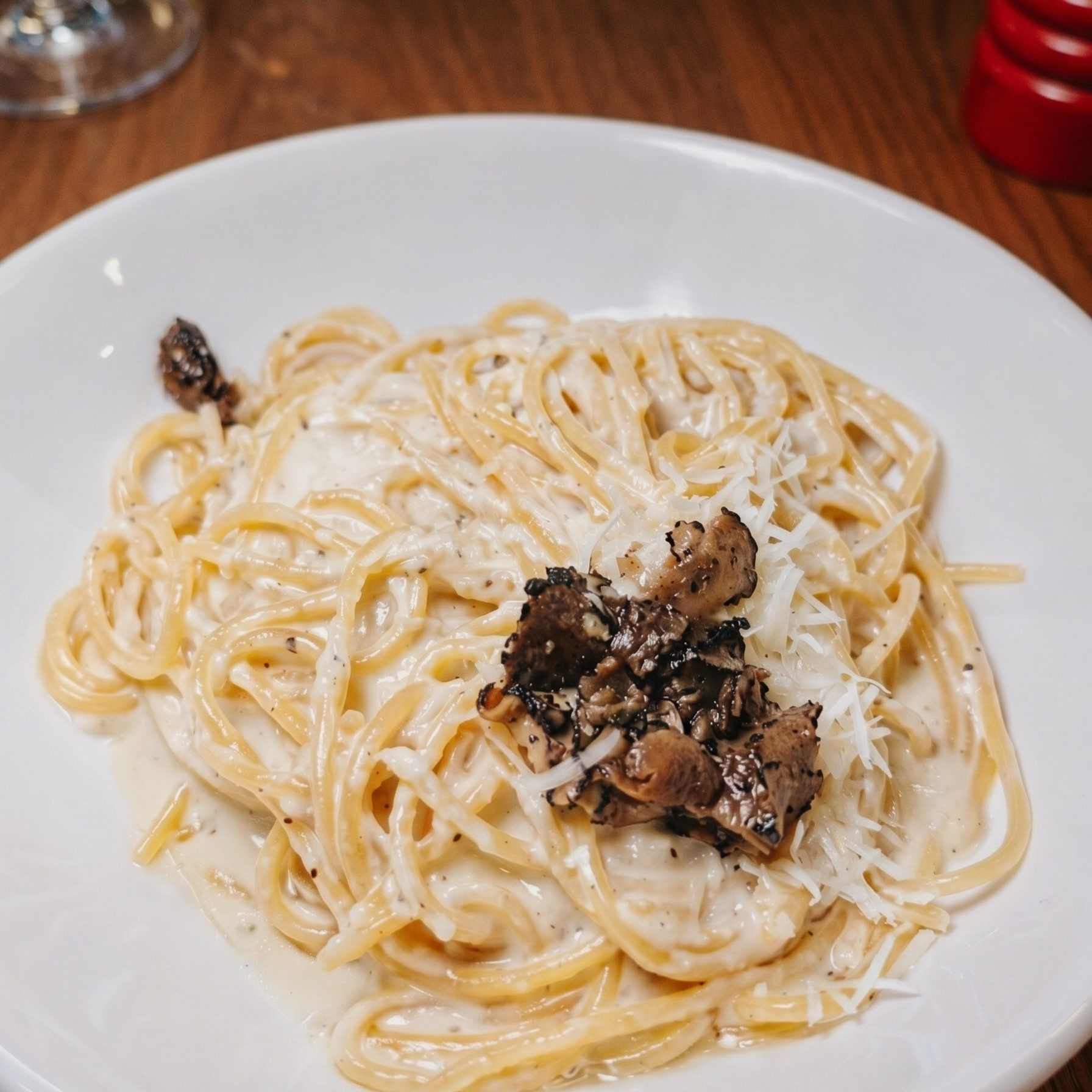 Spaghettoni Cacio E Pepe Al Tartufo Nero.